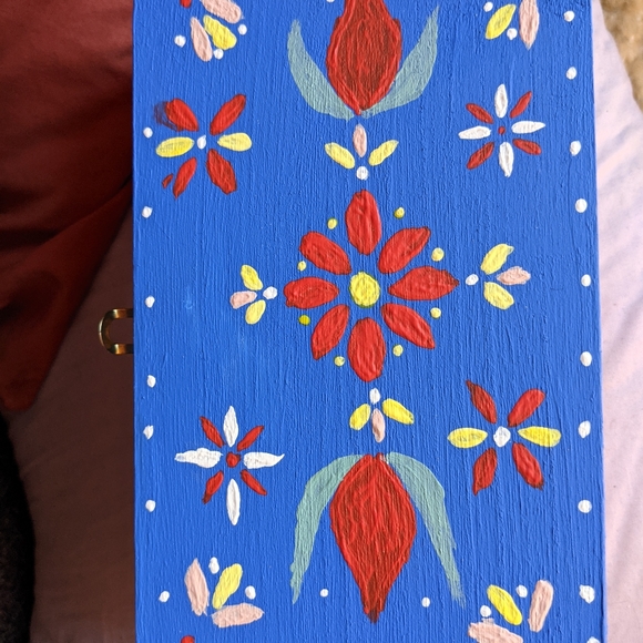 Hi! I am selling this hand painted wooden box - Picture 7 of 7